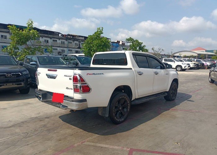 2017 TOYOTA HILUX DOUBLE CAB 2WD AT - Image 8