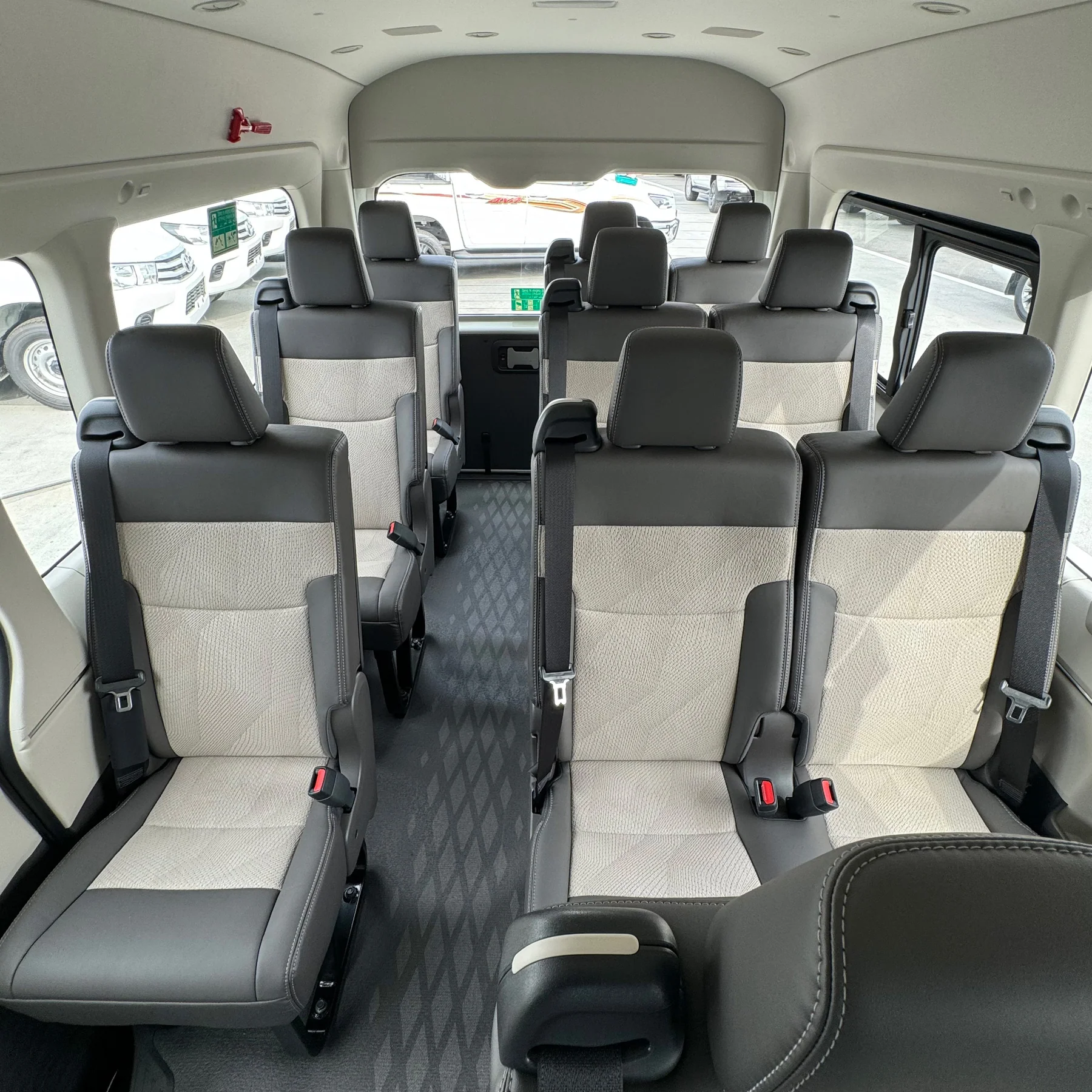Toyota Hiace Bus DX 3.5L Hiroof A/T - Image 6