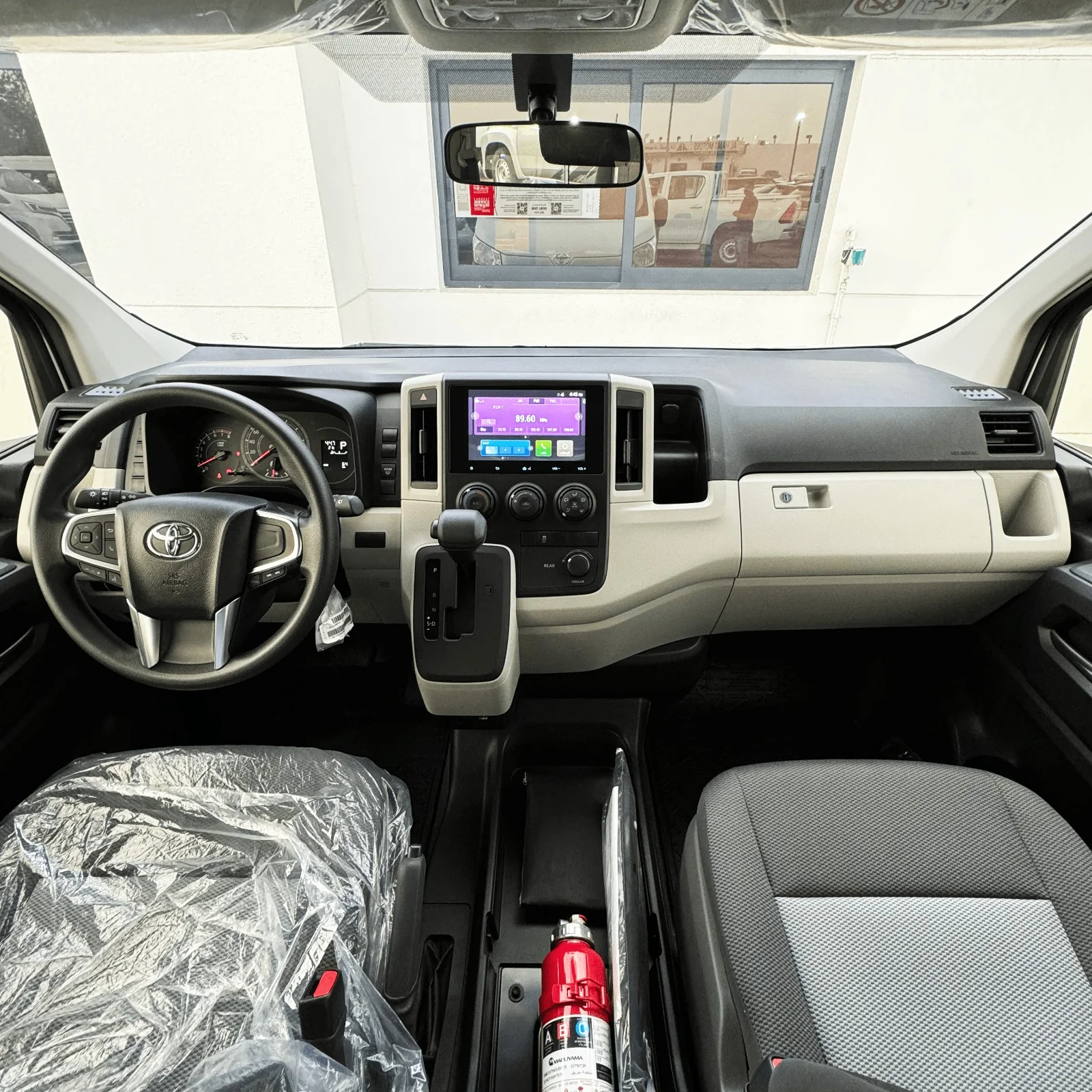 Toyota Hiace Bus DX 3.5L Hiroof A/T - Image 3