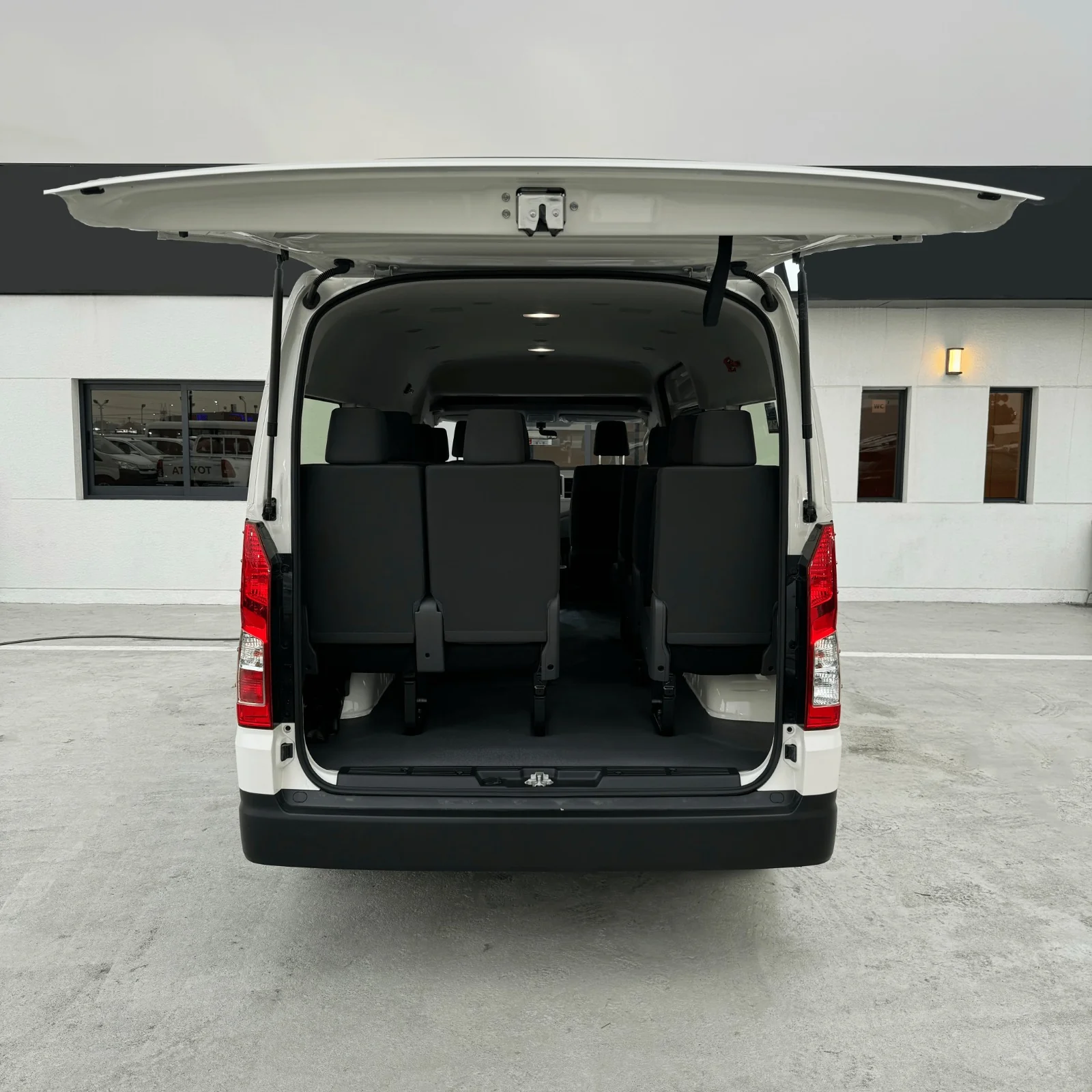 Toyota Hiace Bus DX 3.5L Hiroof A/T - Image 2