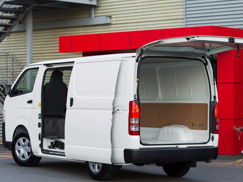 Toyota Hiace Bus - Image 3